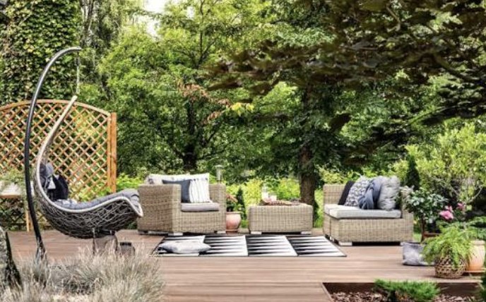 Outdoor lounge seating